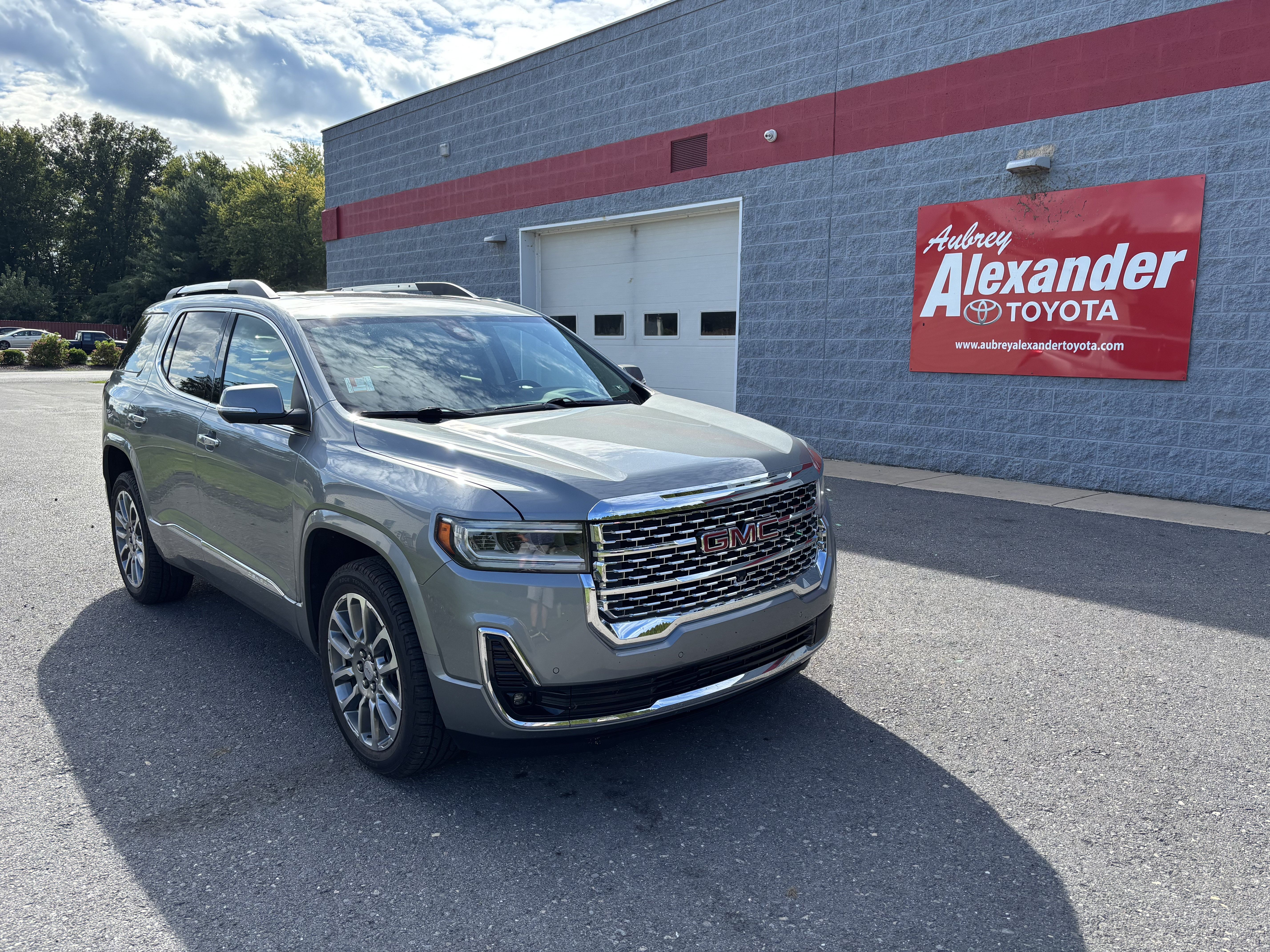 Used 2023 GMC Acadia Denali w/ Denali Technology Package AWD/4WD image 1