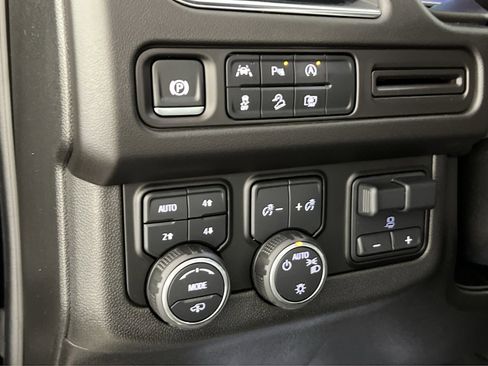 Used 2024 Chevrolet Tahoe Z71 w/ Z71 Off-Road Package AWD/4WD image 32