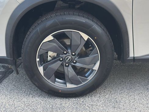 Used 2025 Nissan Rogue SV FWD image 32