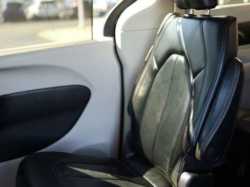 Used 2019 Chrysler Pacifica Touring-L FWD image 29