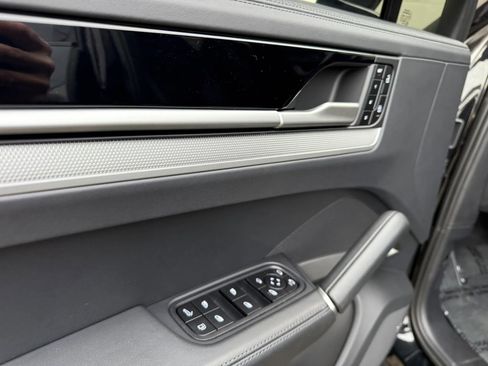 Used 2024 Porsche Cayenne Turbo image 31