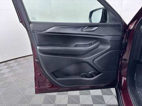 Used 2025 Jeep Grand Cherokee Altitude AWD/4WD image 28