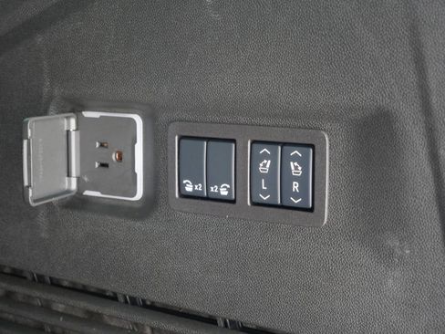 Used 2025 GMC Yukon XL Denali AWD/4WD image 16