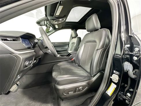 Used 2023 Jeep Grand Cherokee Altitude image 4