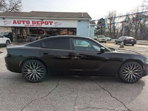 Used 2018 Dodge Charger SXT image 2