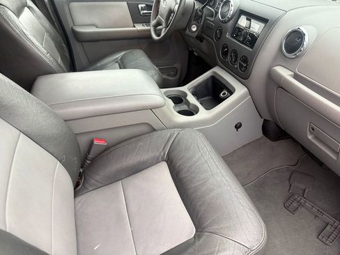 Used 2005 Ford Expedition XLT image 21