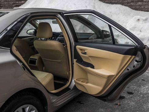 Used 2015 Toyota Camry LE image 17