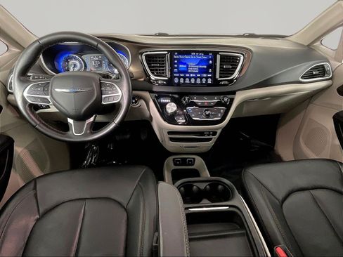 Used 2017 Chrysler Pacifica Touring-L FWD image 7