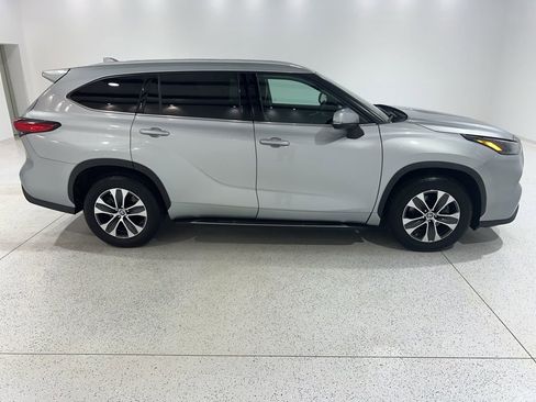 Used 2022 Toyota Highlander XLE image 6