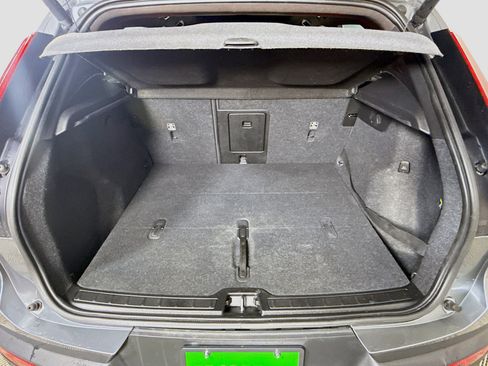 Used 2019 Volvo XC40 T4 Momentum image 35