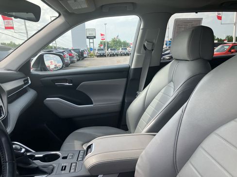 Used 2020 Toyota Highlander XLE AWD/4WD image 10