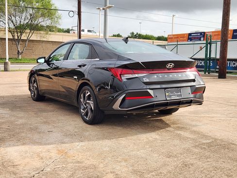 Used 2024 Hyundai Elantra Limited image 8