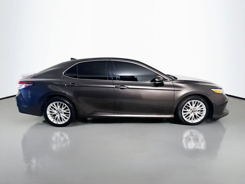 Used 2020 Toyota Camry XLE FWD image 11