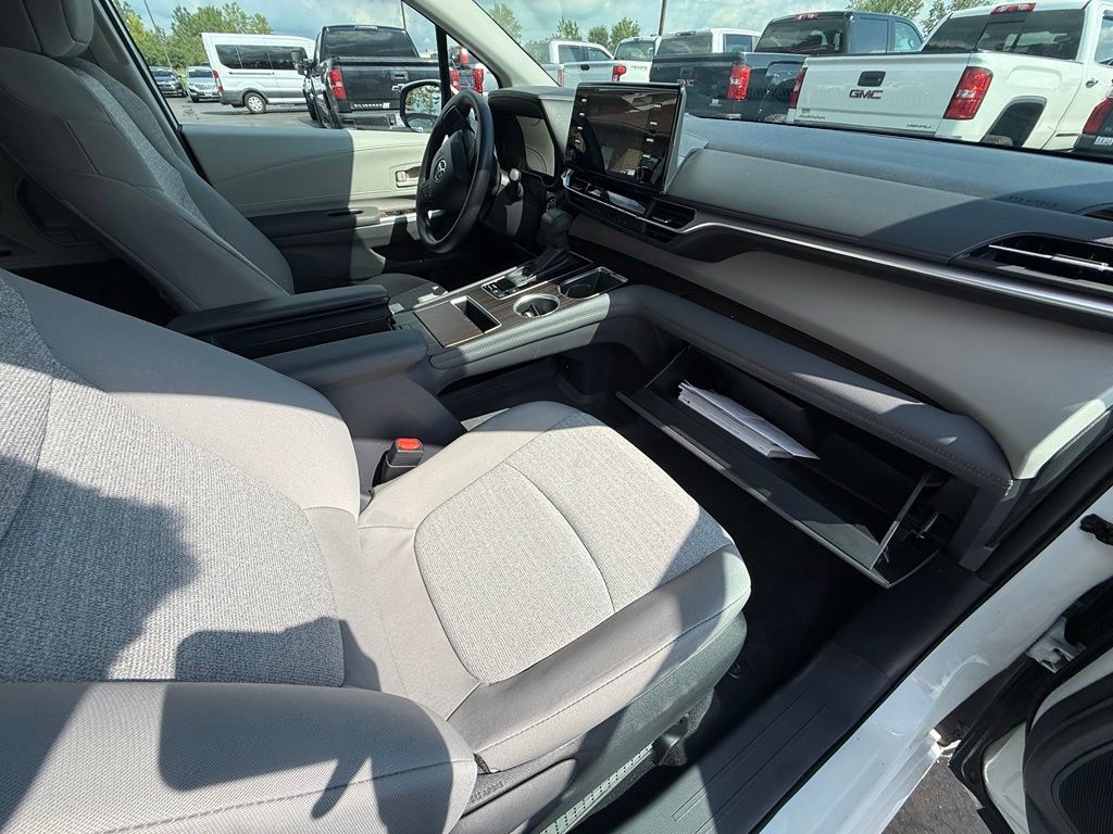 Used 2024 Toyota Sienna LE AWD/4WD image 21