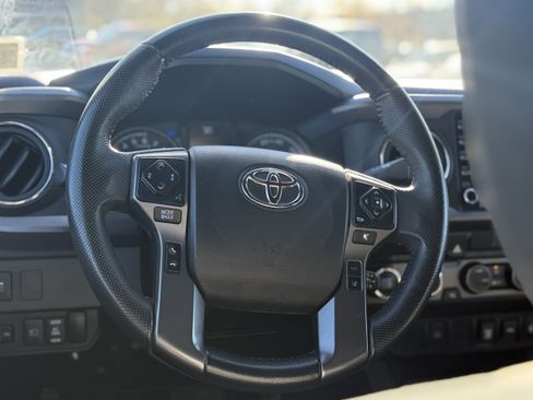 Used 2022 Toyota Tacoma TRD Sport image 16