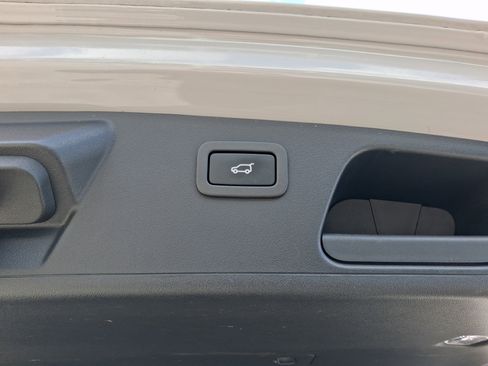 Used 2019 Jaguar E-PACE SE image 32