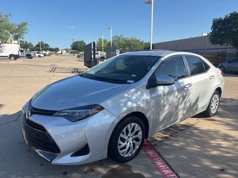 Used 2017 Toyota Corolla LE FWD image 1