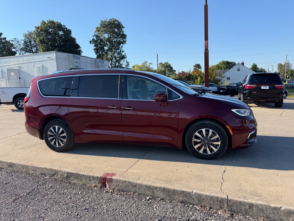 Used 2021 Chrysler Pacifica Touring-L FWD image 5