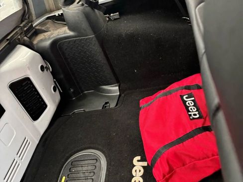 Used 2016 Jeep Wrangler Unlimited Sahara image 33