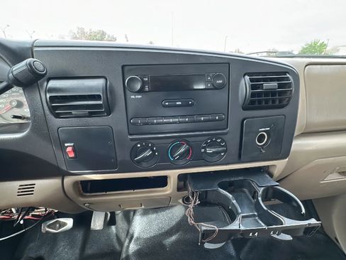 Used 2005 Ford F350 Lariat image 12