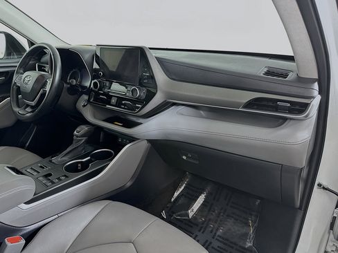 Used 2023 Toyota Highlander XLE image 30