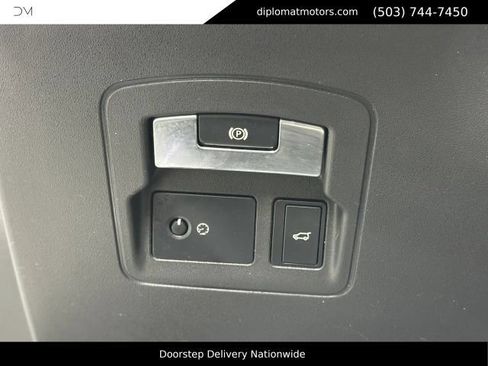 Used 2018 Land Rover Range Rover Velar R-Dynamic SE AWD/4WD image 32