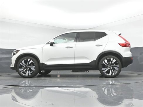 Used 2024 Volvo XC40 B5 Plus w/ Protection Package Premier image 38