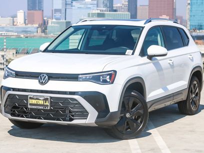 Used 2025 Volkswagen Taos SE w/ Panoramic Sunroof Package