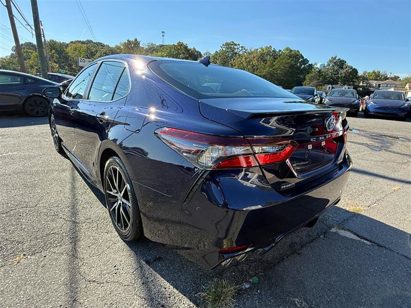 Used 2021 Toyota Camry SE w/ Cold Weather Package FWD image 3