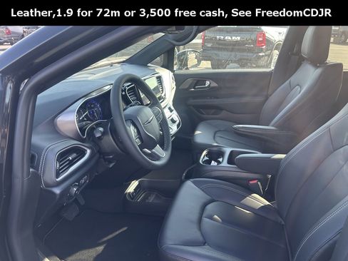 New 2026 Chrysler Pacifica Select image 8