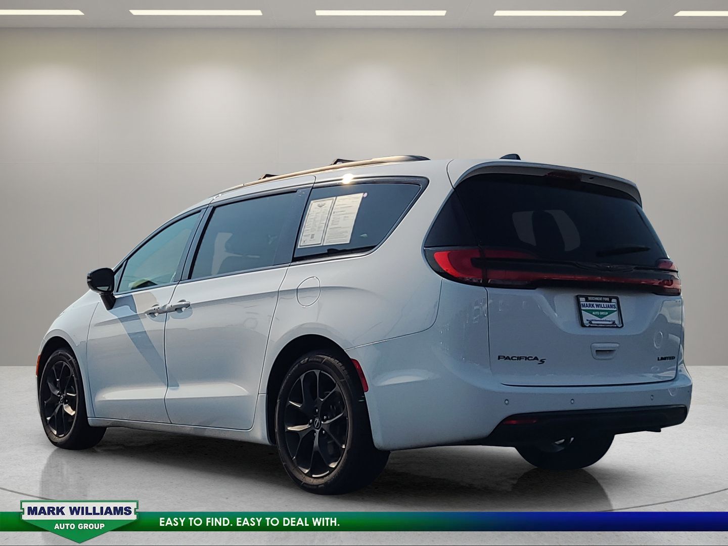 Used 2025 Chrysler Pacifica Limited FWD image 14