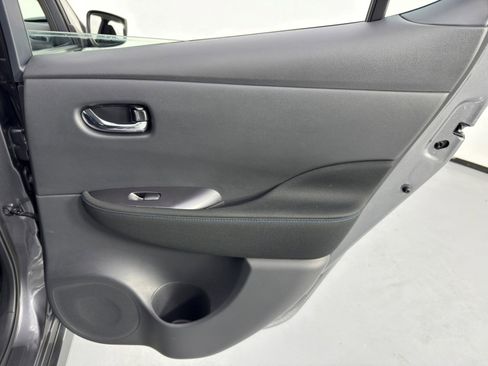 Used 2025 Nissan Leaf S image 38