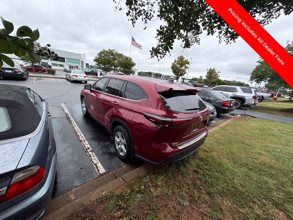 Used 2024 Toyota Highlander LE FWD image 7