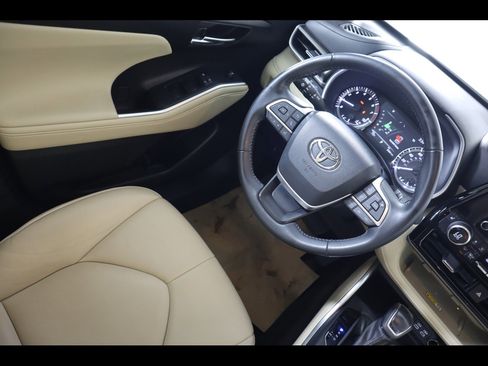 Used 2023 Toyota Highlander XLE image 18