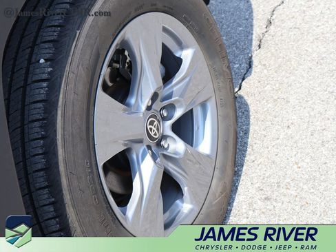 Used 2025 Toyota RAV4 XLE AWD/4WD image 37