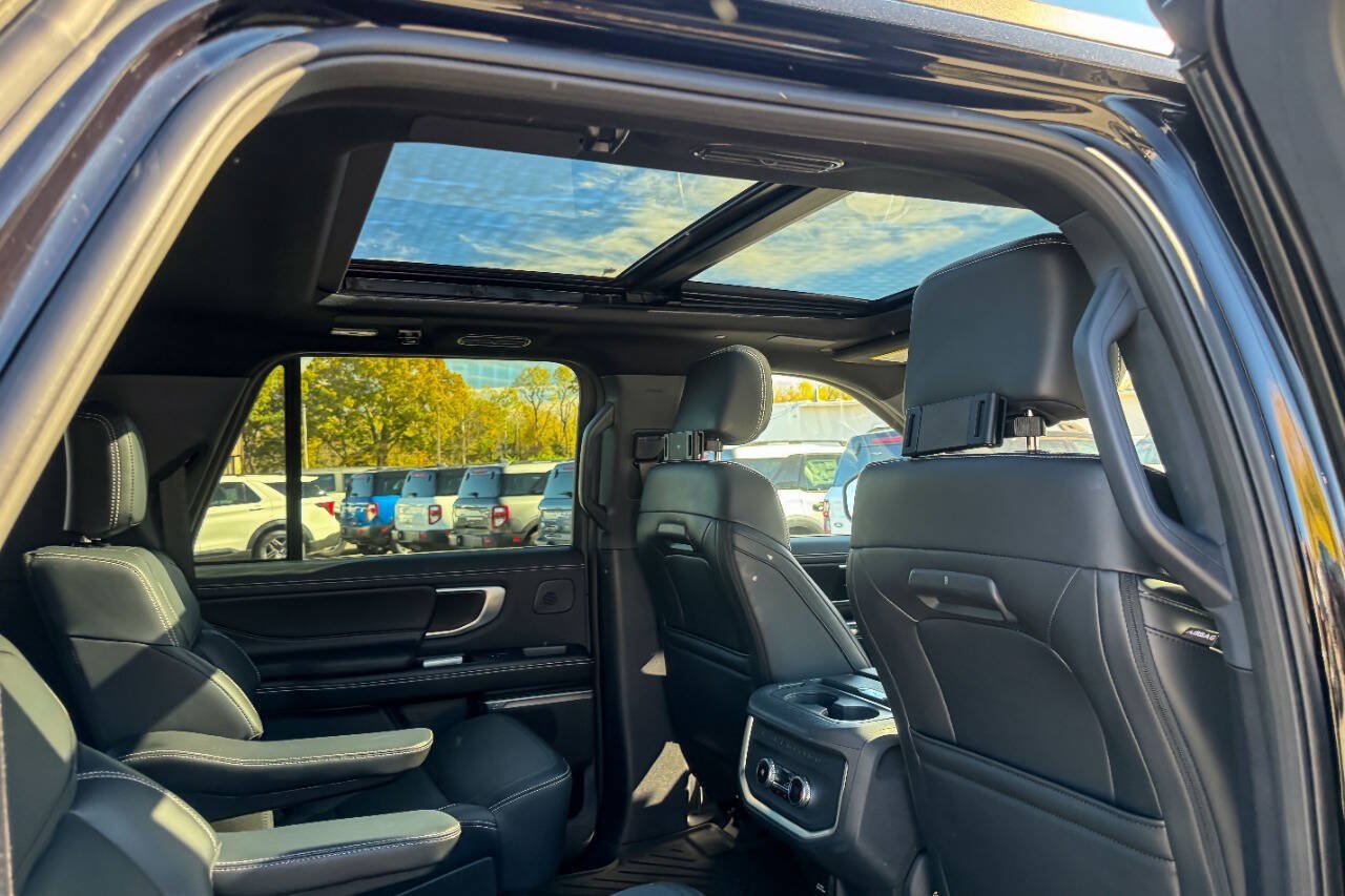 Used 2025 Ford Expedition Max Platinum w/ Stealth Performance Package AWD/4WD image 16