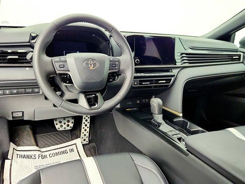Used 2025 Toyota Camry SE image 11