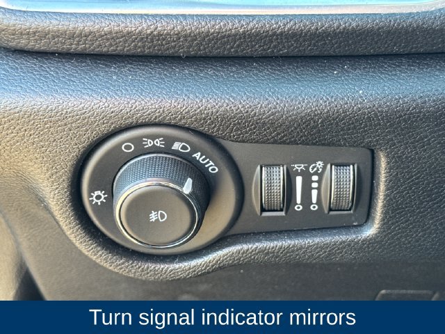 Used 2025 Chrysler Pacifica Limited FWD image 36