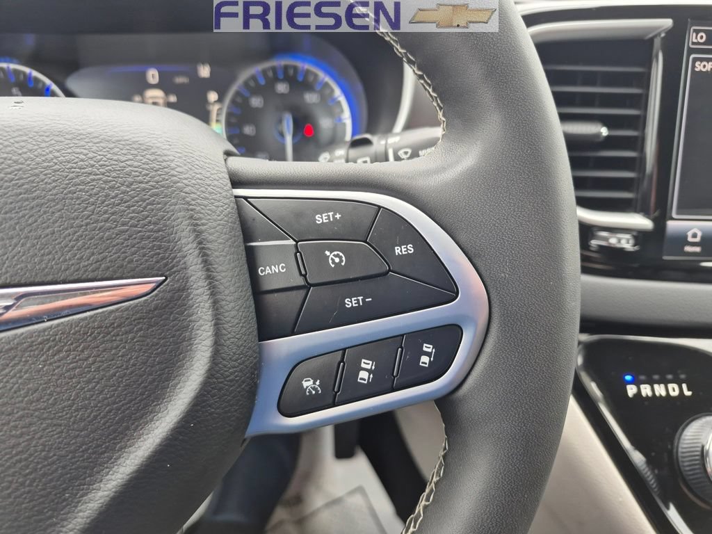 Used 2023 Chrysler Pacifica Touring-L FWD image 15