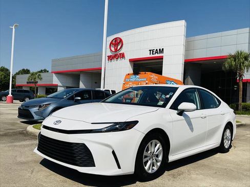 Certified 2025 Toyota Camry LE image 1