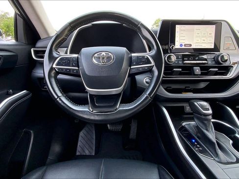 Used 2023 Toyota Highlander XLE FWD image 6