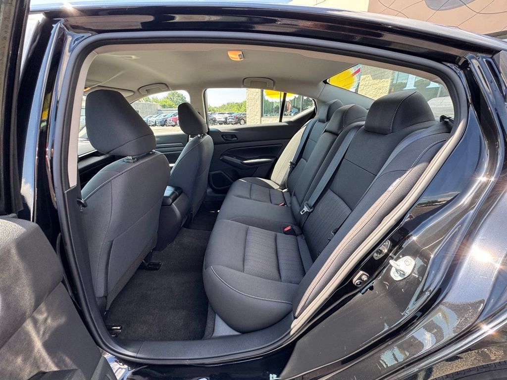 Used 2024 Nissan Altima 2.5 S FWD image 9