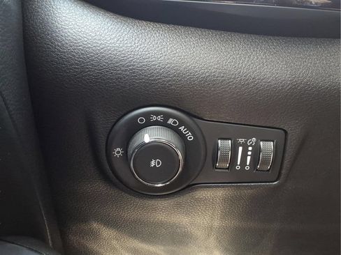 Used 2025 Jeep Compass Trailhawk AWD/4WD image 19