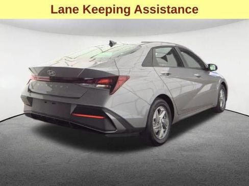 Used 2026 Hyundai Elantra SE image 5