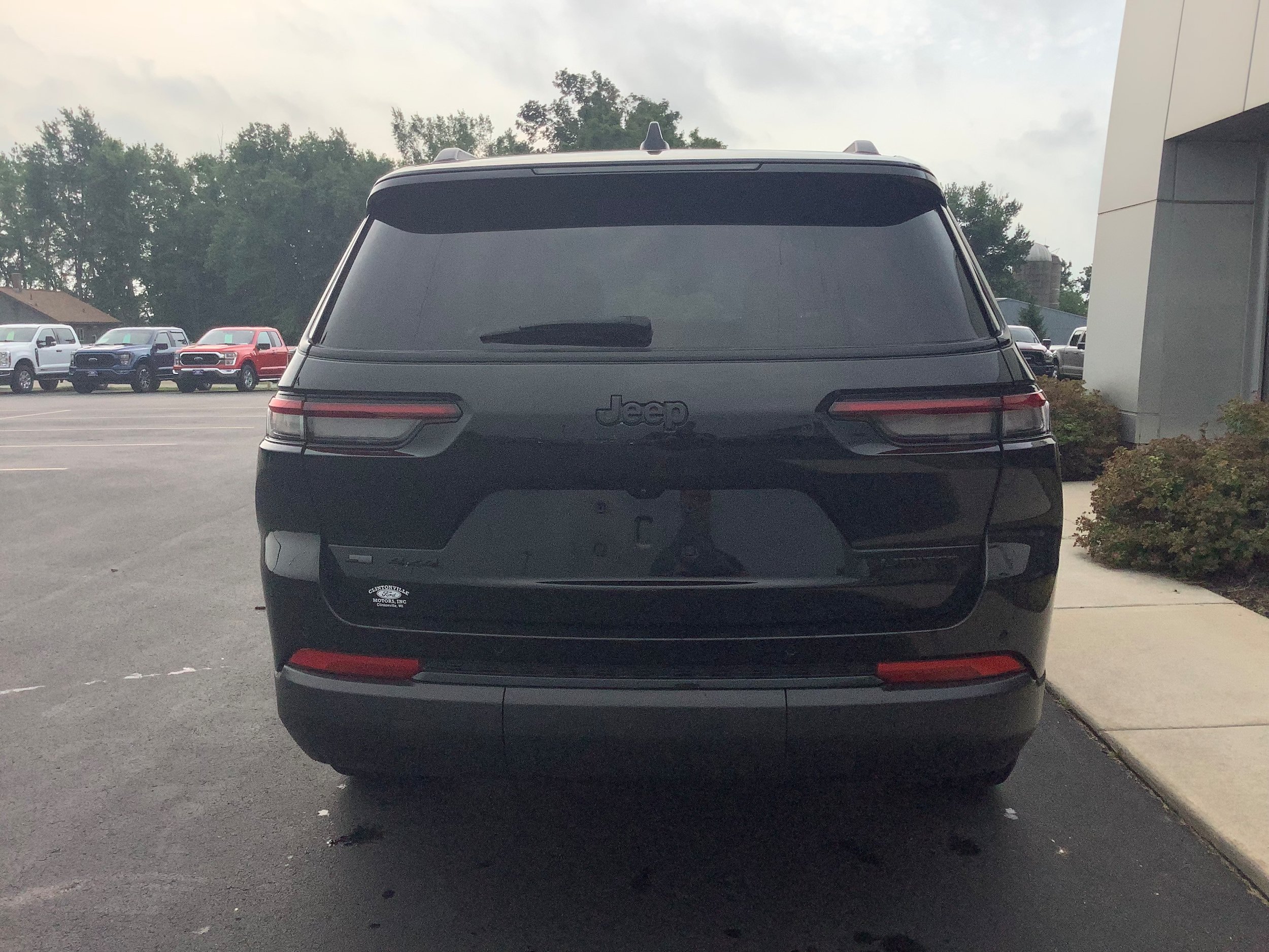 Used 2023 Jeep Grand Cherokee L Limited w/ Black Appearance Package AWD/4WD image 5