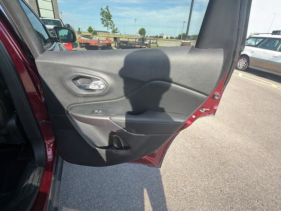 Used 2019 Jeep Cherokee Latitude Plus w/ Cold Weather Group AWD/4WD image 24