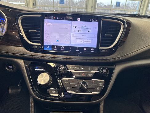Used 2022 Chrysler Pacifica Pinnacle image 3
