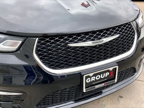 Used 2025 Chrysler Pacifica Select image 30