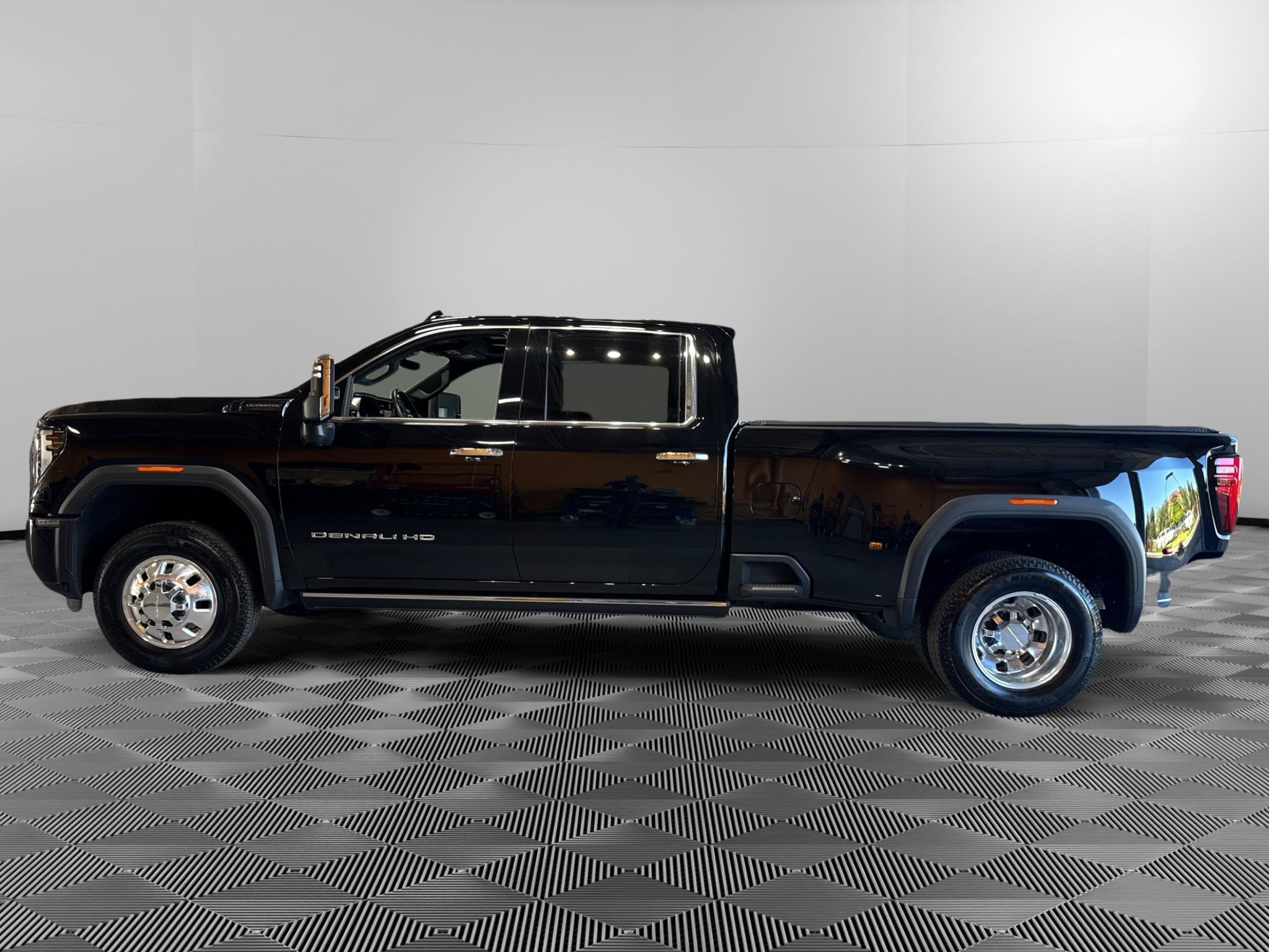 Used 2024 GMC Sierra 3500 Denali Ultimate AWD/4WD image 2