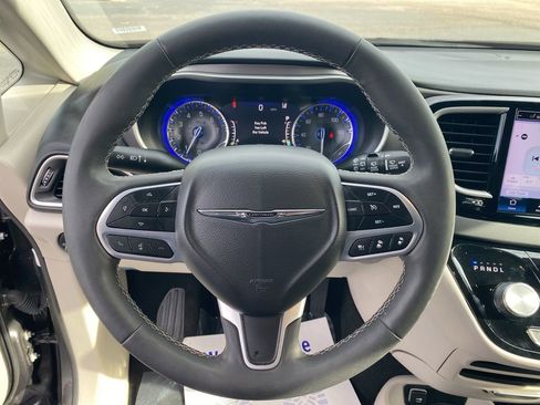 Used 2023 Chrysler Pacifica Touring-L image 15